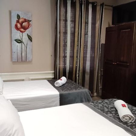 Sunbell Ventures Guesthouse เคปทาวน์ ภายนอก รูปภาพ