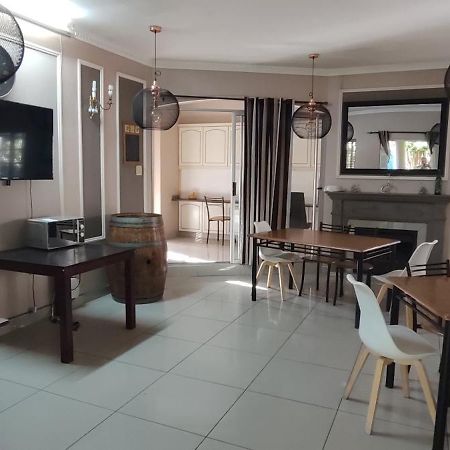 Sunbell Ventures Guesthouse เคปทาวน์ ภายนอก รูปภาพ